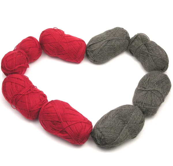 Gris y rojo lana nueva como corazón en blanco —  Fotos de Stock