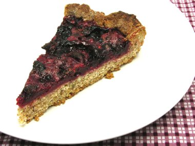 Beyaz tabakta berry pastadan bir parça