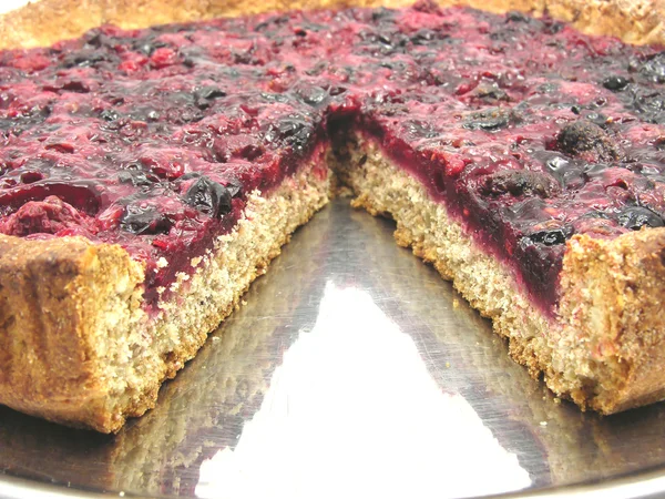 Broušená berry dort na koláč tray — Stock fotografie