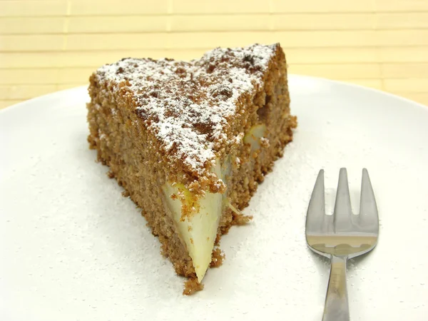 Beyaz tabakta armut pastadan bir dilim — Stok fotoğraf