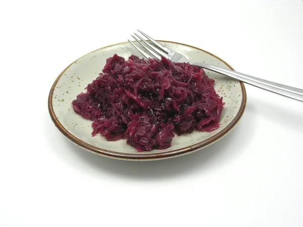 Μαγειρεμένα κόκκινο λάχανο, τοποθετημένα σε ένα πιάτο w — Φωτογραφία Αρχείου