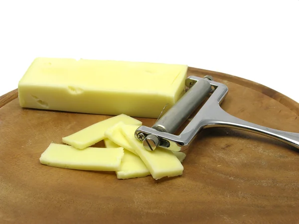 Queijo duro em prato de madeira com queijo — Fotografia de Stock