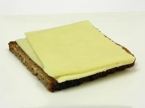 Vollkornbrot mit zwei Scheiben Käse — Stockfoto