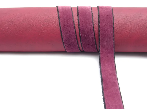 Kunstleren met paarse band opgerold — Stockfoto