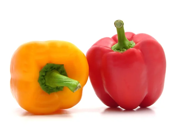 Röd och gul paprika isolerad på vit — Stockfoto