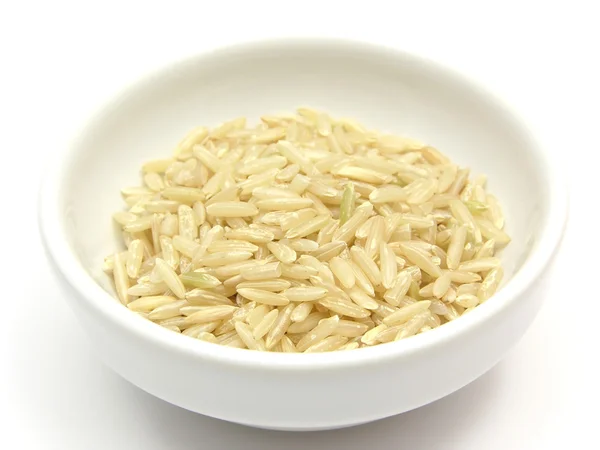 Hnědá rýže v misce porcelán na w — Stock fotografie
