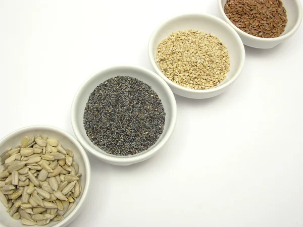 Quatro tigela com sementes diferentes em um whit — Fotografia de Stock
