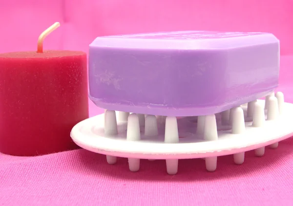 Λιλά σαπούνι με candlet σε ένα ροζ backg — Φωτογραφία Αρχείου