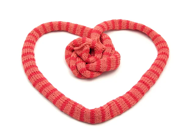 H として整理される赤ストライプ編みスカーフ — ストック写真