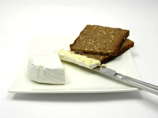 Pão integral com queijo camembert em — Fotografia de Stock