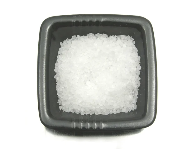 Μαύρο μπολ πορσελάνης με αλάτι προς το ref — Φωτογραφία Αρχείου