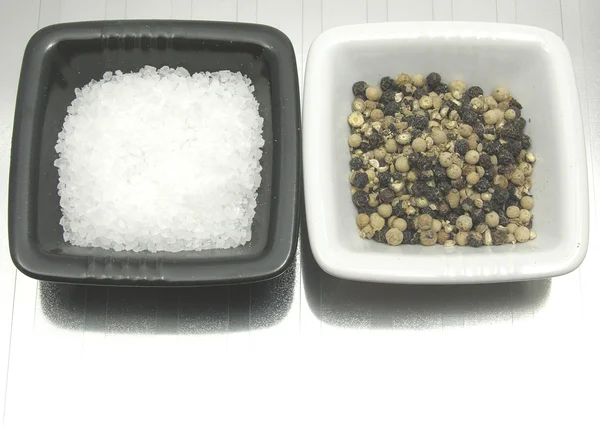 Tigelas de chinaware com sal e pimenta — Fotografia de Stock