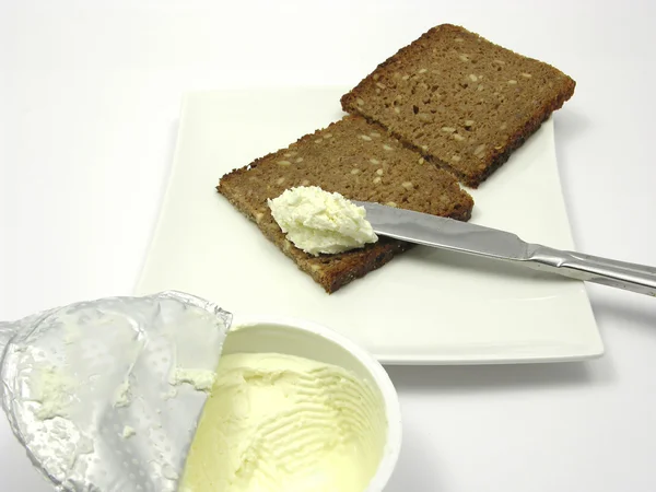 Wholemeal bread with cream cheese on a p — Stock Photo, Image