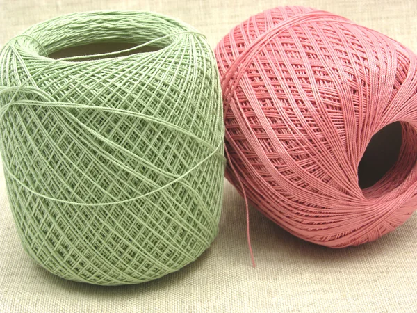 Två bollar av ull i grönt och rosa — Stockfoto