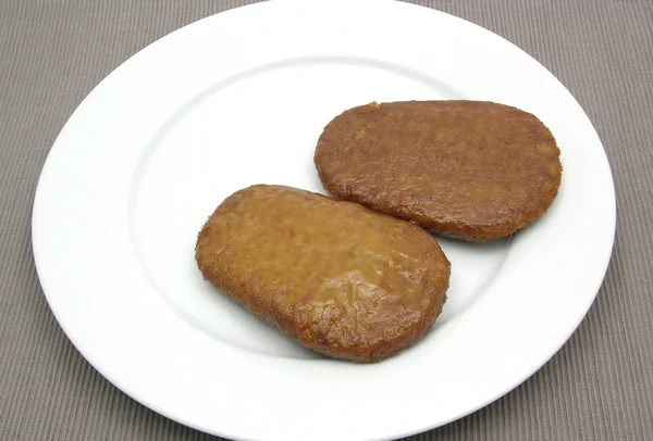 Две котлеты с хлебным соусом — стоковое фото