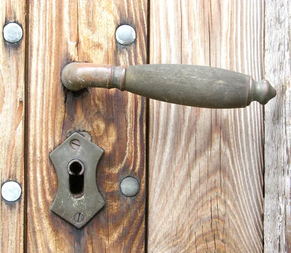 Η πόρτα σύρτης του μια ξύλινη πόρτα — Φωτογραφία Αρχείου