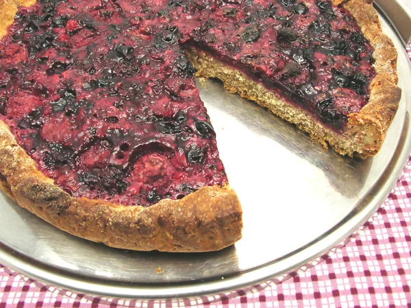 Broušená berry dort na koláč tray — Stock fotografie