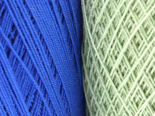 Dos bolas de lana en azul y verde —  Fotos de Stock