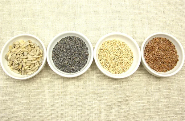 Quatro tigela com sementes diferentes — Fotografia de Stock