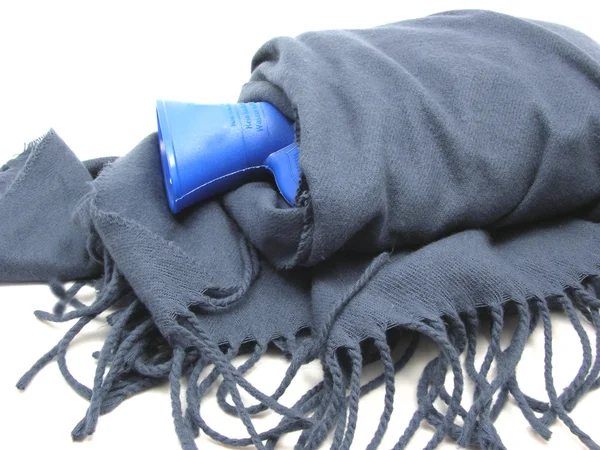 Blauwe warm - water zak verpakt in sjaal — Stockfoto