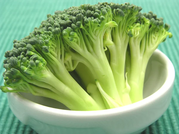Broccoli in een kleine kom van porselein — Stockfoto