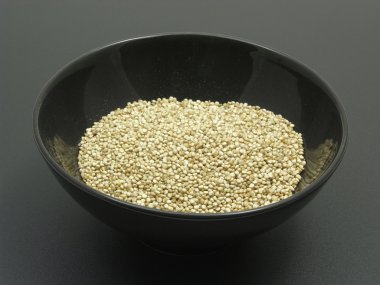 Quinoa sıkıcı bir hasır üzerinde