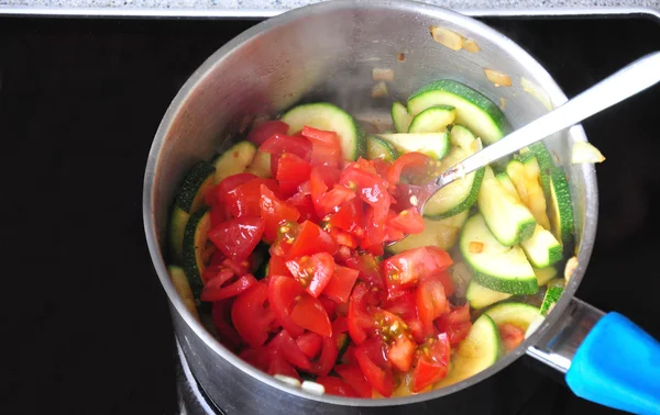 Verduras en la placa caliente mientras se fríe —  Fotos de Stock