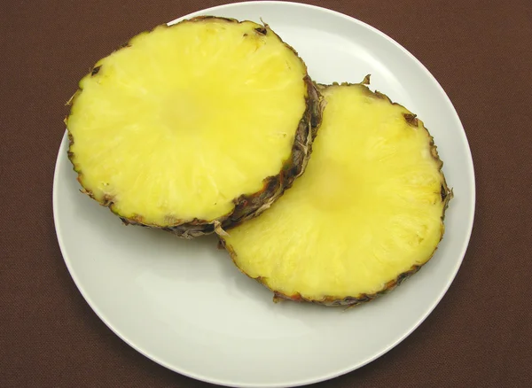 Twee sneden ananas — Stockfoto