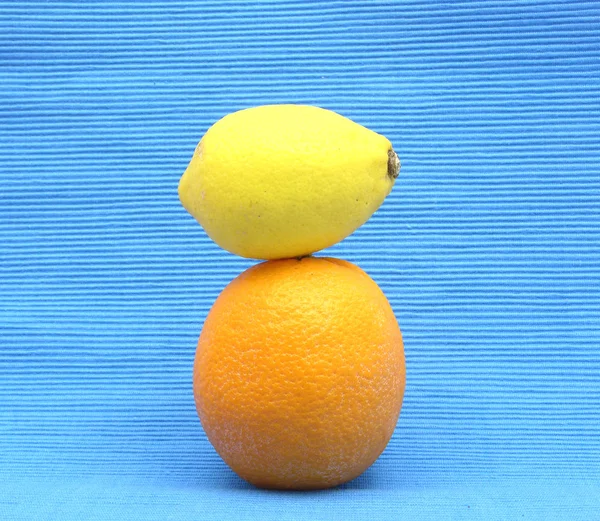 A lemon lying upon an orange — Stock Photo, Image