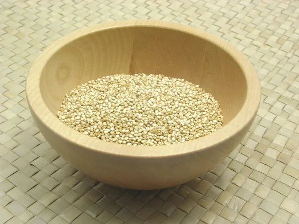 Tigela de madeira com quinoa — Fotografia de Stock