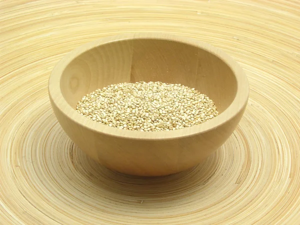 Quinoa op bamboe plaat — Stockfoto