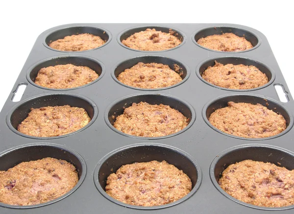 Muffins de framboesa em uma panela de bolo de muffin — Fotografia de Stock