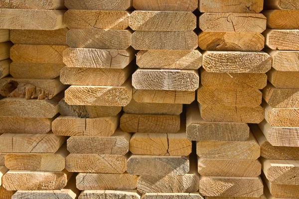 Planches de bois sciées posées dans un tas Images De Stock Libres De Droits