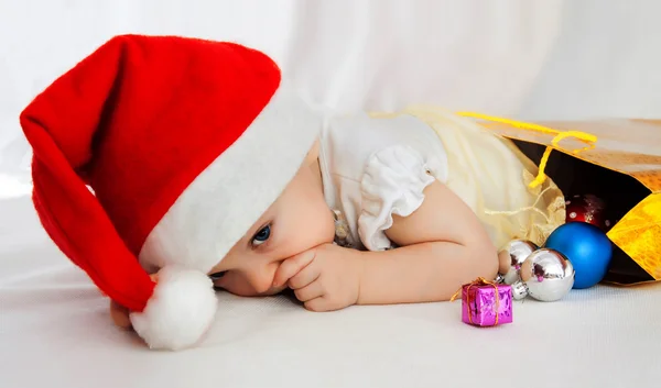Kind mit Weihnachtsmütze lizenzfreie Stockfotos
