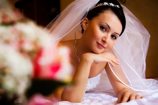 Braut auf dem Bett — Stockfoto