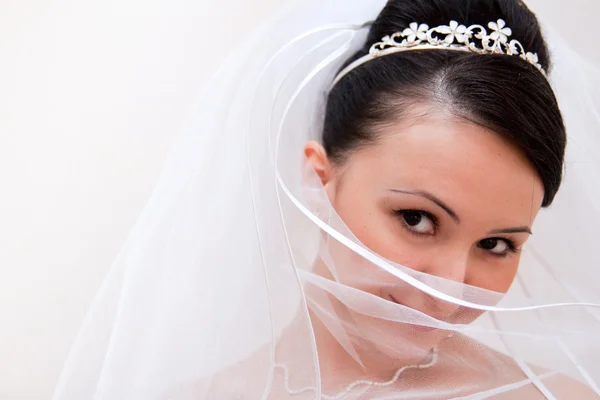 Застенчивая невеста — стоковое фото