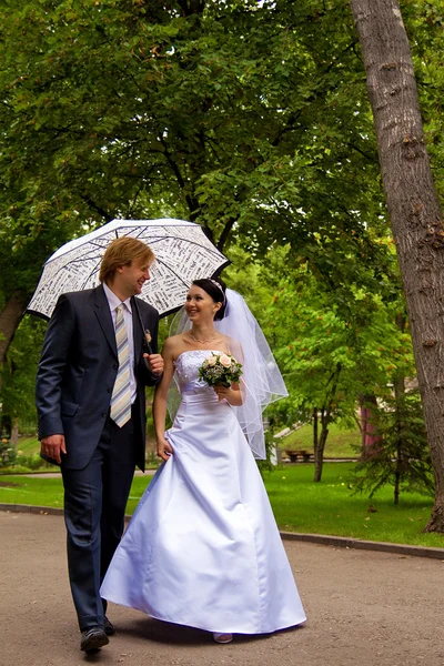Nowożeńcy z parasolem — Zdjęcie stockowe
