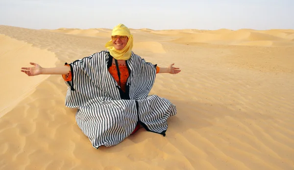 Desert2에 있는 여자 — 스톡 사진
