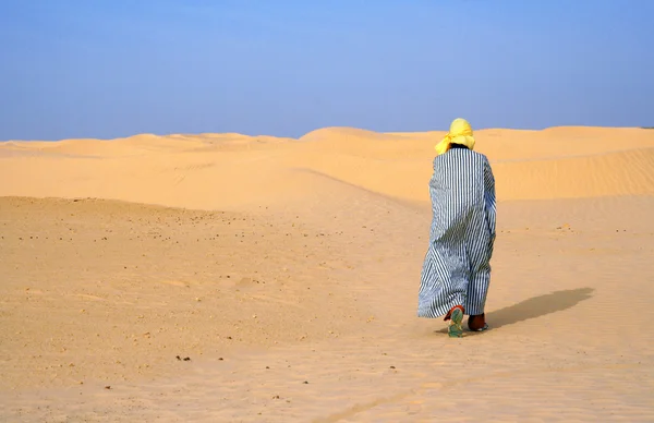 Alone in desert — Stock Photo, Image