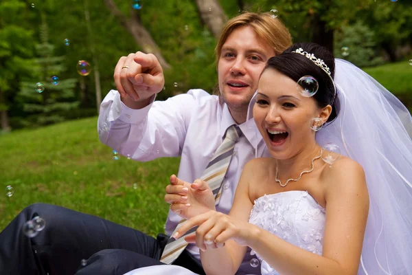 Recién casados con burbujas de jabón Fotos de stock