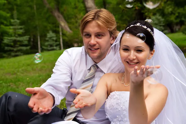 Jeunes mariés avec bulles de savon Images De Stock Libres De Droits