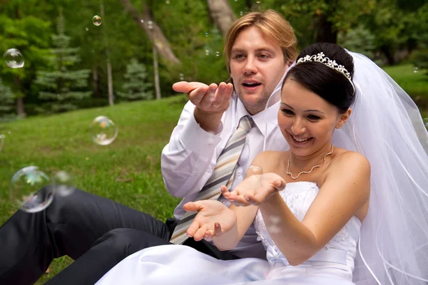 Recién casados con burbujas de jabón Fotos de stock libres de derechos