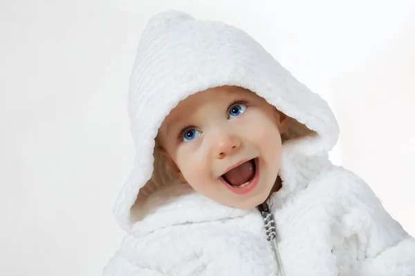 Dziecko szczęścia w biały okap — Zdjęcie stockowe