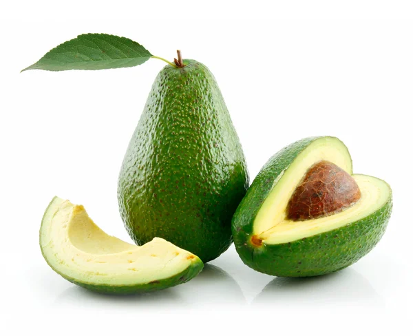 Rijpe avocado met groen blad geïsoleerd op — Stockfoto