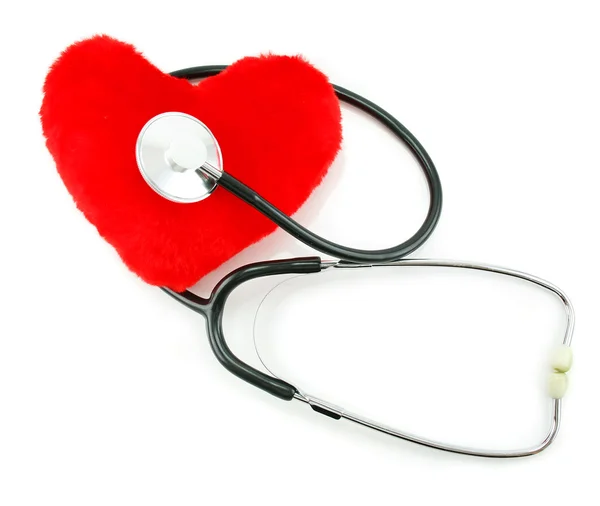 Corazón rojo un estetoscopio aislado —  Fotos de Stock