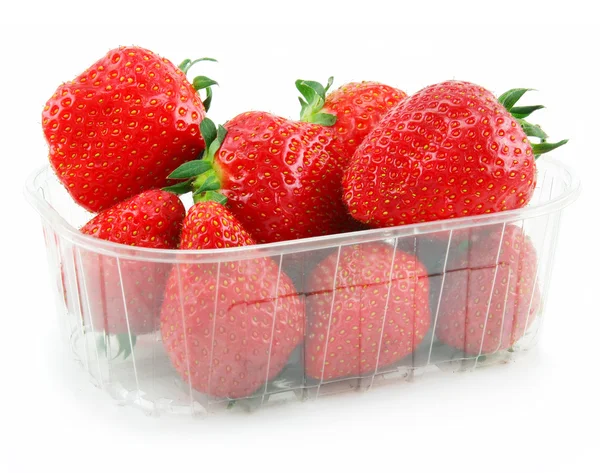 Mogna jordgubbar i korg isolerad på — Stockfoto