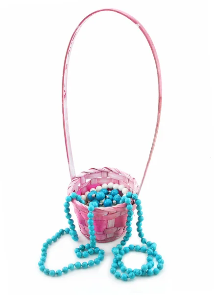ピンクの枝編み細工品バスケットで色の真珠ビーズ — ストック写真