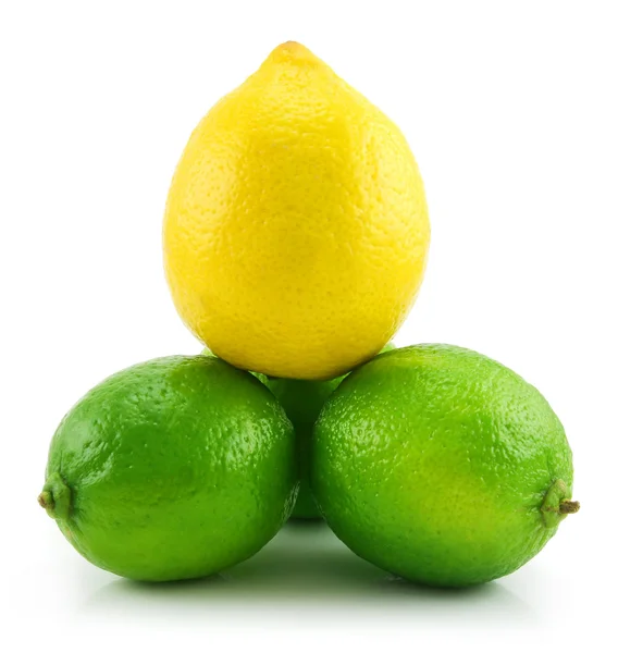 Piramida dojrzałe limonki i cytryny na białym tle — Zdjęcie stockowe