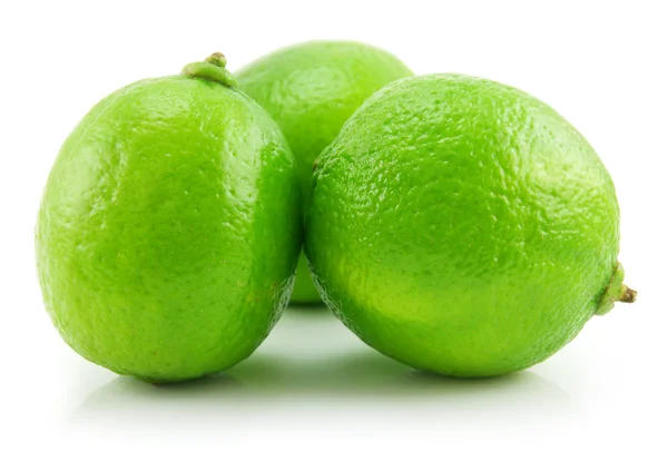Beyaz izole olgun yeşil limon — Stok fotoğraf
