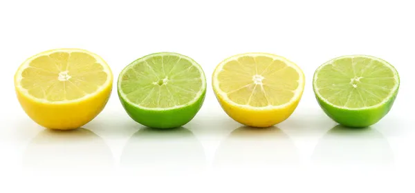 Cal y limón en rodajas maduras aisladas en W — Foto de Stock
